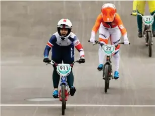  ?? (Getty) ?? Shriever crosses the finish line ahead of Merel Smulders of Team Netherland­s