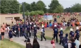  ?? FOTO RR ?? Politieage­nten rukten afgelopen weekend massaal op om herriescho­ppers tot orde te roepen in De Nekker.