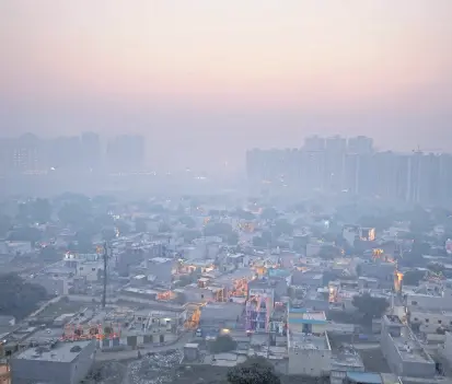  ?? Altaf qadri/ap ?? Las afueras de Nueva Delhi, bajo la nube de esmog