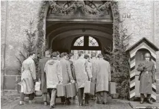  ?? Foto: Schnörrer, dpa ?? Als das Land wieder Soldaten brauchte: Die ersten Wehrpflich­tigen der Bundeswehr im Jahr 1957 beim Einrücken in die Kaserne.