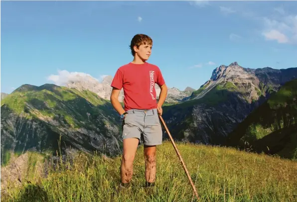  ?? Fotos: Tobias Schuhwerk ?? Er liebt die Berge: Kleinhirte Roman Vogler verbringt die Sommerferi­en auf dem Einödsberg.