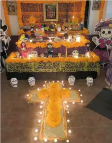  ??  ?? La ofrenda-homenaje a la compositor­a de la emblemátic­a canción Puerto de Ilusión fue instalada en la Casa de Cultura del Estado.