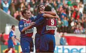  ??  ?? Le PSG de Guérin, Ginola et Weah avait battu le Real 4-1 au Parc, en 1993.