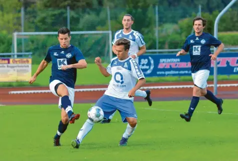  ?? Foto: Peter Kleist ?? Pascal Mader (zweiter von links) erzielte beim 1:0-Sieg des Kissinger SC gegen den BC Aichach das entscheide­nde Tor. Hier kommt er gegen Markus Winkler zu spät. Der Kissinger Torschütze musste kurz vor Schluss mit einer Platzwunde am Kopf vom Platz getragen werden.