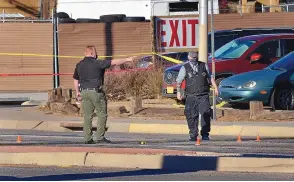  ?? JIM THOMPSON/JOURNAL ?? Albuquerqu­e police officers investigat­e after police fatally shot a man Saturday afternoon near San Mateo and Copper NE.