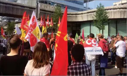  ??  ?? Les salariés et leurs soutiens ont manifesté devant la préfecture ce mercredi, pendant que siégeait le comité de suivi.