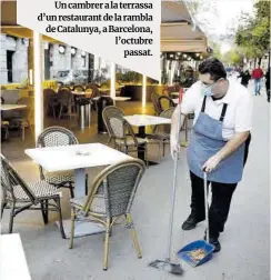  ?? Ferran Nadeu ?? Un cambrer a la terrassa d’un restaurant de la rambla de Catalunya, a Barcelona, l’octubre passat.