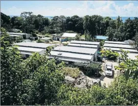  ?? JASON OXENHAM / AP ?? El centro de detención de inmigrante­s de Nibok, en la isla de Nauru, en una imagen de febrero del 2018