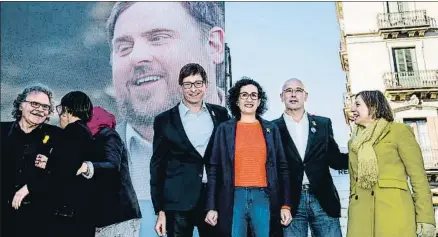  ?? XAVIER CERVERA ?? Los candidatos de ERC Marta Rovira, Carles Mundó, Raül Romeva y Carme Forcadell, ayer en el Born