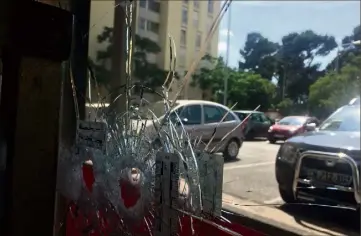  ?? (Photos Luc Boutria) ?? Deux balles de  mm ont traversé la vitre d’une boulangeri­e. « Venez dans le quartier vers  h, à tout moment vous prenez une balle ! », jure un jeune.