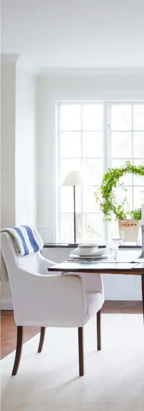  ??  ?? DINING ROOM
A relaxed setting for lunch, this space looks equally beautiful by candleligh­t for dinner. Kristina advocates keeping to a set palette to help rooms flow into one another