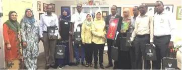  ??  ?? Fatimah (sixth right) presents a memento to Yakub, witnessed by Assistant Minister of Women, Family and Childhood Developmen­t Rosey Yunus (sixth left) and other members of the Kenyan delegation.