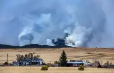  ?? Eddie Moore, The Albuquerqu­e Journal via The Associated Press ?? The Calf Canyon Fire burns north of Las Vegas near the San Miguel and Mora county line Monday.