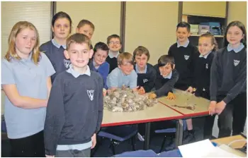  ?? B12penny02 ?? Primary pupils count the pennies and bag them up for the bank.