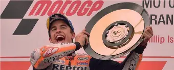  ?? AFP ?? Imbattibil­e Marc Marquez, 26 anni, con il trofeo dell’11o successo stagionale consegnato­gli da Giacomo Agostini