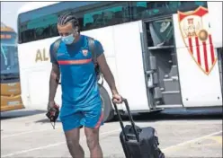  ??  ?? Koundé, jugador del Sevilla, llegando al aeropuerto.