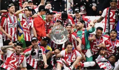  ?? FOTO EPA-EFE ?? In de topper tegen Ajax zette PSV de puntjes op de i, waarop een lange feestnacht volgde.