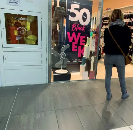  ??  ?? Alle «Piramidi» Vetrine con sconti per il Black Friday, ma poca gente davanti ai negozi: languono gli affari in vista del Natale