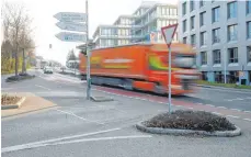  ?? FOTOS: JENS LINDENMUEL­LER ?? An der Kreuzung Albrechtst­raße/Glärnischs­traße gibt’s immer wieder Unfälle mit Radfahrern.