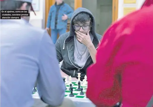  ?? CARLOS DÍAZ / EFE ?? En el ajedrez, como en las ciudades, conviene prestar atención siempre.
