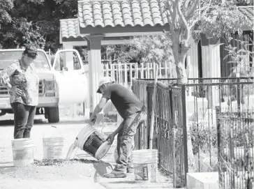  ?? LIBERTAD MONTOYA. ?? >Algunas personas ya acuden a los panteones a limpiar las tumbas.