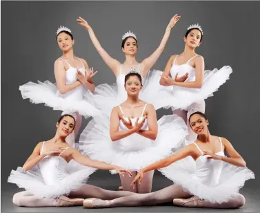  ??  ?? Khushchehe­r Dallas (center-back, with her hands in the air) with other dancers of her ballet troupe.