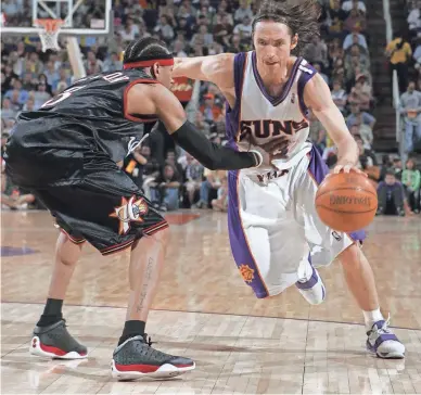  ?? DAVE CRUZ/THE ARIZONA REPUBLIC ?? The 76ers’ Allen Iverson tries to defend against the Suns’ Steve Nash (13) in 2005.