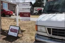  ?? MARK SOMMERFELD — BLOOMBERG ?? A “For Sale” sign stands on display outside an open house in Barrie, Ontario.