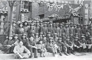  ??  ?? 年，军委联络部天津局的部­分工作人员在天津光明­里合影，前排左二为冯铉