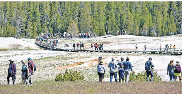  ?? FOTO:MATTHEW BROWN/AP ?? Der Andrang war groß, als vor wenigen Tagen der südliche Teil des Nationalpa­rks nahe dem Geysir Old Faithful wieder teilweise öffnete.