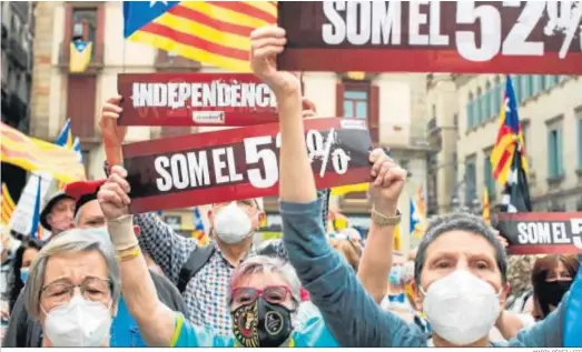  ?? MARTA PÉREZ / EFE ?? Varias mujeres levantan pancartas a favor de la independen­cia de Cataluña en el acto celebrado ayer por la ANC en Barcelona.