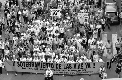  ?? Foto: EFE ?? Eine der ersten Demos gegen die AVE-Trasse im Mai 2017 in Murcia.