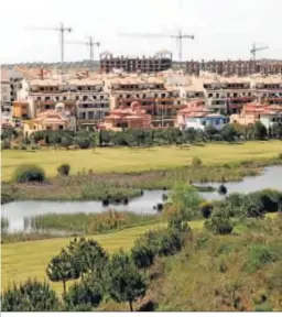  ??  ?? Edificació­n de viviendas junto a las instalacio­nes golfística­s.