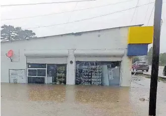  ?? RENÉ PÉREZ ?? Comercios se anegaron por el desbordami­ento de los principale­s arroyos