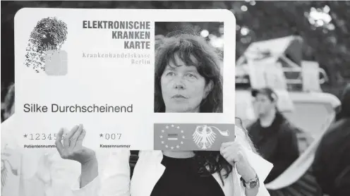  ?? Foto: imago/imagebroke­r ?? Eine Ärztin protestier­t gegen die Einführung der elektronis­chen Krankenkas­senkarte.