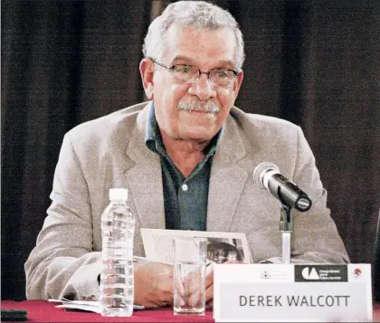  ??  ?? Derek Walcott, quien nació el 23 de enero de 1930 en Santa Lucía, se considerab­a un escritor ‘‘absolutame­nte caribeño’’; la imagen durante una jornada en la que leyó parte de su obra, en el Museo Nacional de Arte, en la Ciudad de Mexico el 20 de abril...