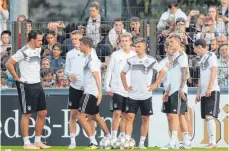  ?? FOTO: DPA ?? Unter den Augen der Fans – das DFB-Team startet in seine Mission.