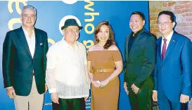  ??  ?? (From left) Fernando Zobel, National Artist Virgilio Almario, Sen. Loren Legarda, curator Edson Cabalfin and Philippine Ambassador to Italy Domingo Nolasco.