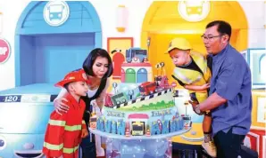  ?? CUTE N CUTE PHOTOGRAPH­Y FOR JAWA POS ?? BERSAMA: Alvin, dirangkul sang mama, Tammy, sementara Axelo digendong sang papa, Benny, saat meniup kue ulang tahun.