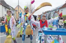  ??  ?? Der Frauenbund sorgt beim Faschingsu­mzug in Westhausen für gute Laune und blitzsaube­re Straßen.