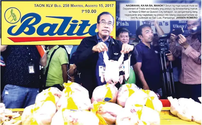  ?? JANSEN ROMERO ?? NAGMAHAL KA NA BA, MANOK? Sinuri ng mga opisyal mula sa Department of Trade and Industry ang presyo ng ibinebenta­ng manok sa Nepa Q Mart sa Quezon City kahapon, sa pangambang ilang negosyante ang nagtataas ng presyo nito bilang pagsasaman­tala sa bird...