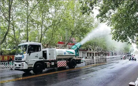  ?? CHENG QUAN / FOR CHINA DAILY ?? A vehicle equipped with water cannon is seen in Jiaozuo, Henan province, on April 11. The water cannon can disperse water into the air to control dust and reduce air pollution.