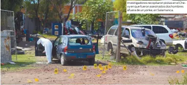  ??  ?? Investigad­ores recopilaro­n pistas en el Chevy en que fueron asesinados dos hombres afuera de un yonke, en Salamanca.