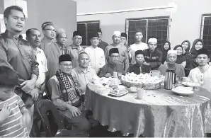  ??  ?? Duduk dari kiri HARUN Durabi, Bakri, Bolkiah, Zamrah, Haji Ismail dan Ustaz Kamal merakamkan gambar kenangan.