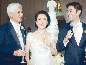  ??  ?? Celebators Bert and Nonie Basilio share a lightheart­ed moment as their grandson Martin Tan leads the toast.