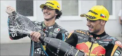  ?? FOTO: EFE ?? Cambio de líder en Moto2: Pecco Bagnaia le pasa el testigo a Miguel Oliveira. Es el primer portugués que lidera un Mundial