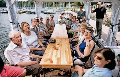  ?? RP-FOTO: RALPH MATZERATH ?? Die Gäste der RP Sommertour auf dem Unterbache­r See. Bilderstre­cke unter www.rp-online.de/hilden.