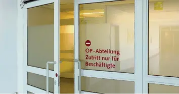  ?? Foto: Stefan Puchner, dpa ?? Der Eingang zum OP-Bereich im Donauwörth­er Krankenhau­s: Hier haben sich mehrere Patienten mit Hepatitis C angesteckt. Nun ermittelt die Kriminalpo­lizei.