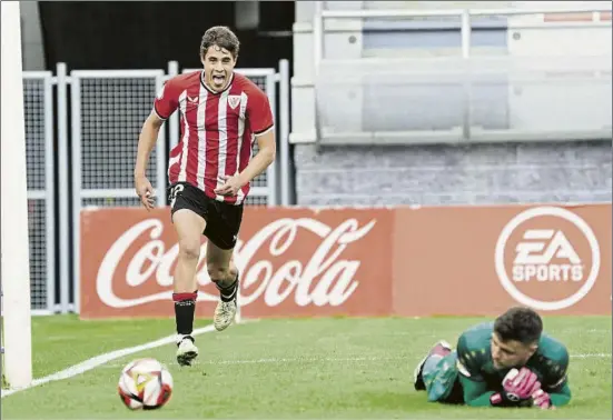  ?? FOTO: ATHLETIC CLUB ?? A la espera Hugo Rincón corre a celebrar uno de sus goles con el Bilbao Athletic