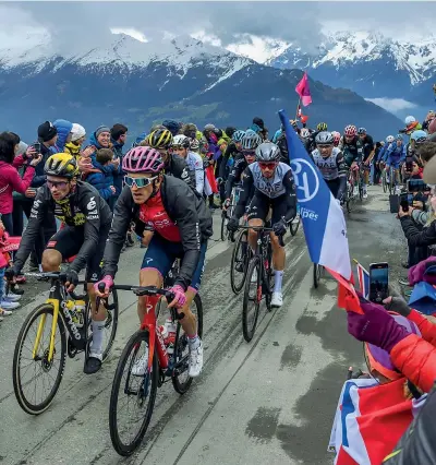  ?? (Ap) ?? Leader Il gallese Gareth Thomas (con il casco rosa), con al suo fianco lo sloveno Primoz Roglic, guida il gruppo dei migliori in salita